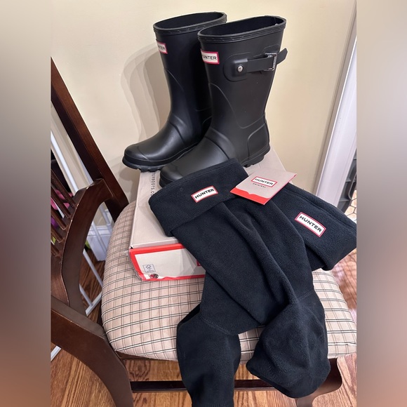 Hunter Rain Boots Including Fleece Sock Liners - Picture 2 of 9